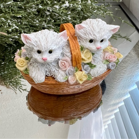 🌷Vintage White Kittens in Basket Trinket Holder - Picture 3 of 6